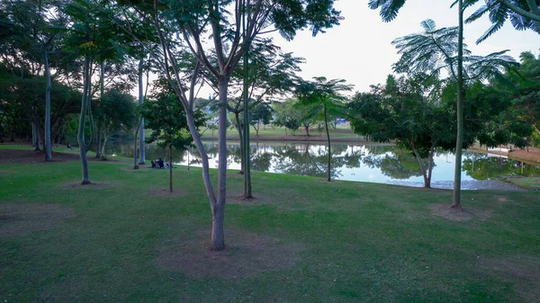 インドアイアトゥバ生態公園 市内中心部の美しい公園 湖と美しい木々や家 空中風景 — ストック写真