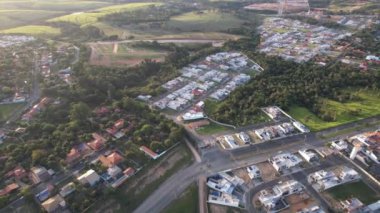 Indaiatuba Ekoloji Parkı. Şehir merkezinde gölü, ağaçları ve evleri olan güzel bir park. Hava görünümü.