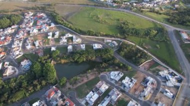 Indaiatuba Ekoloji Parkı. Şehir merkezinde gölü, ağaçları ve evleri olan güzel bir park. Hava görünümü.