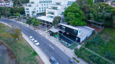 Lagoa Santa, Belo Horizonte, Brezilya. Minas Gerais 'de bir turist kasabasında güzel bir göl. Sakin gölde yansıyan bulutlu hava fotoğrafı.