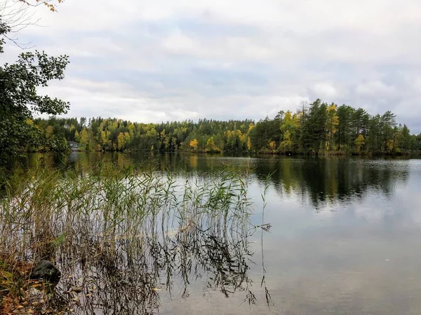 Idylická Klidná Voda Podzimní Jezero Krajina — Stock fotografie