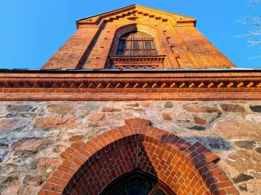 St. Lawrence Kilisesi, soğuk bir Ocak gününde gün ışığında