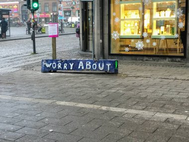 Sokak durdurucusundaki mavi arka planda beyaz metin hakkında endişelen.