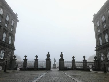 Sisli bir günde Kopenhag 'daki Christiansborg Sarayı' nın bahçesine alışılmadık bir manzara.