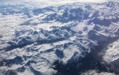 Uçağın lombozundan Alplere doğru bak.