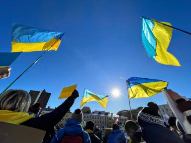 Helsinki, Finlandiya - 02.26.2022: Ukrayna 'daki savaşa karşı gösteri