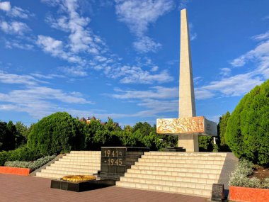 Primorsky Park, Chornomorsk, Ukrayna 'daki İkinci Dünya Savaşı sırasında ölen kahramanlar için Zafer Obelisk