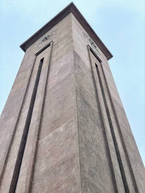 Gökyüzüne karşı Hietaniemi mezarlığı çanı, Helsinki, Finlandiya