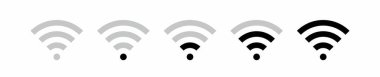 Wi-Fi ikonları. Kablosuz iletişim sembolü. İnternet ve mobil cihazlar için internete uzaktan erişimin piktogramı. Beyaz arkaplanda izole vektör işareti.