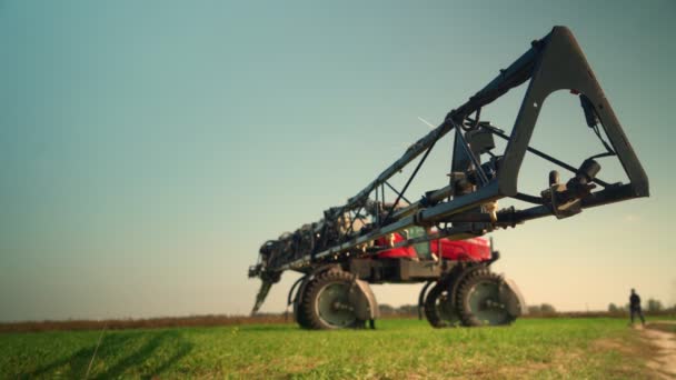 Zemědělský postřikovač na hřišti. příprava na práci. — Stock video