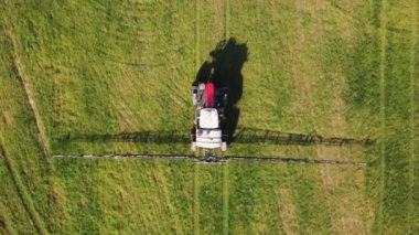 Tarımsal püskürtücü sahada. İş için hazırlık. Drone görünümü