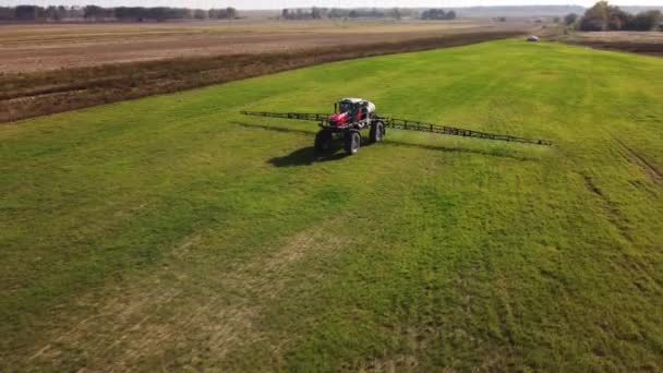 Pulverizador agrícola en el campo. preparación para el trabajo. Vista del dron — Vídeo de stock