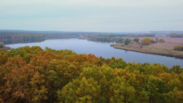 Пейзажна річка біля пагорбів. осінь. Вид з повітря. панорама — стокове відео