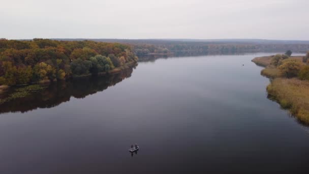 Fiume paesaggio vicino alle colline. autunno. Vista aerea. — Video Stock