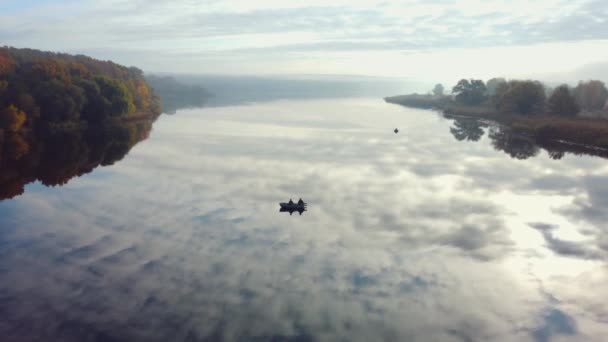 两个人在河里的一条船上钓鱼。秋天的风景。空中景观. — 图库视频影像