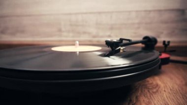 Ahşap bir masada vinil çalar. yakın plan.