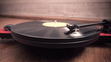 Ahşap bir masada vinil çalar. yakın plan.