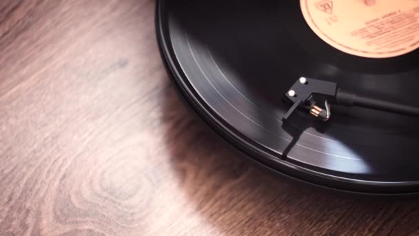 Recogida de vinilo en un primer plano récord. macro disparo. — Vídeo de stock