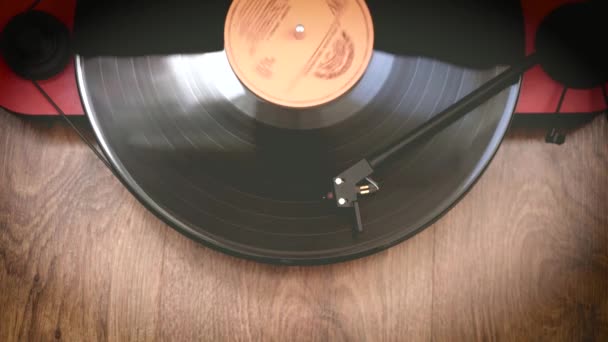 Reproductor de vinilo vintage en una mesa de madera. primer plano. — Vídeo de stock