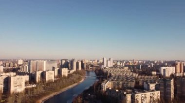 Kiev şehrinin sol kıyısında. Rusanovsky bölgesi. Kış, gün batımı. hava görünümü