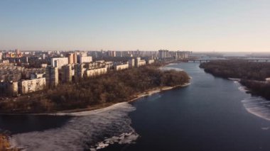 Kiev şehrinin sol kıyısında. Rusanovsky bölgesi. Kış, gün batımı. hava görünümü