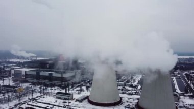Kömür termik santrali. Elektrik üretimi. Hava görüntüsü. soğutma kulesi.