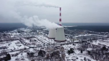 Kömür termik santrali. Elektrik üretimi. Hava görüntüsü. Soğutma kulesi. soğutma kulesi