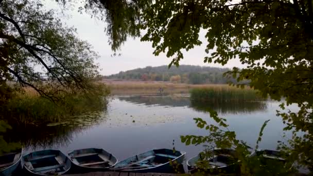 Ландшафтная Река Старым Причалом Два Рыбака Лодке Осень Воздушный Беспилотник — стоковое видео