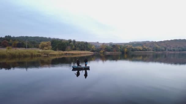 Δύο Άντρες Ψαρεύουν Μια Βάρκα Στο Ποτάμι Φθινοπωρινό Τοπίο Αεροφωτογραφία — Αρχείο Βίντεο
