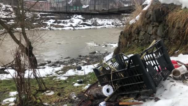 Kirlenmiş Nehir Plastik Şişeler Torbalar Nehirdeki Çöpler Yüzen — Stok video