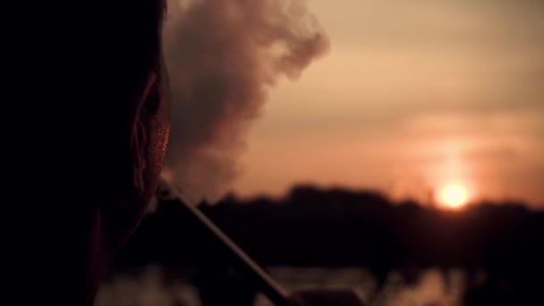 Молодий Хлопець Курить Кальян Фоні Заходу Сонця — стокове відео