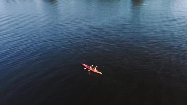 Dos Tipos Están Navegando Canoa Por Río Vista Del Dron — Vídeos de Stock