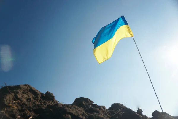 Ουκρανική σημαία. Στρατιωτική πρώτη γραμμή. τάφρο. πόλεμος. — Φωτογραφία Αρχείου