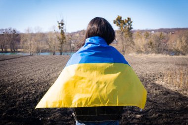 Genç adam Ukrayna bayrağıyla kaplıydı. Vatansever.