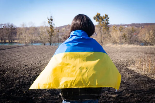 Genç adam Ukrayna bayrağıyla kaplıydı. Vatansever.