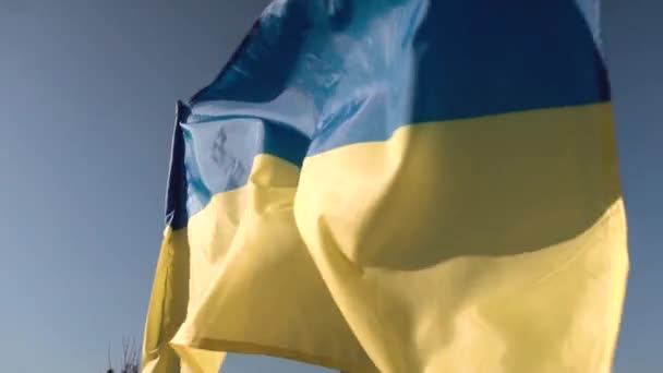 Ukrainska flaggan på en flaggstång. blå himmel bakgrund. — Stockvideo