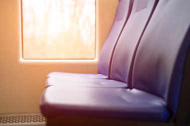 Yüksek hızlı tren koltukları. Mavi renk. yakın plan.