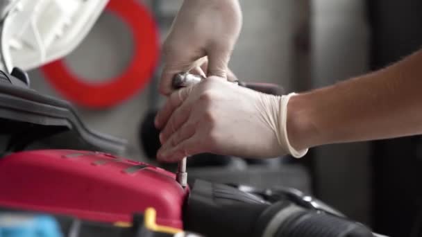 Auto Mechanic Repairs Car Engine Car Service — Stock video