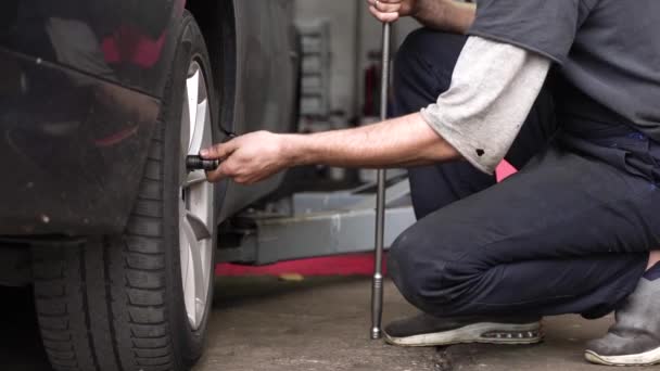汽车修理工转动汽车的车轮 汽车修配所 — 图库视频影像