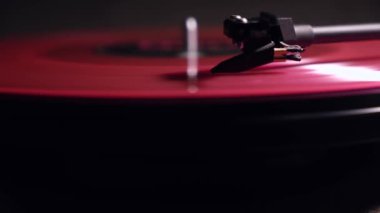 Vinil çalar. Pembe tabak. Siyah arka plan. hareket