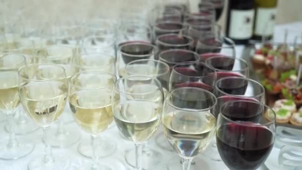 Вино Ряд Келихів Наповненим Алкоголем Вечірньому Бенкеті Крупним Планом — стокове відео