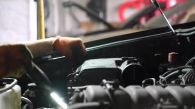 Otomobil tamircisi araba motorunu tamir eder. Araba servisi. yakın plan.