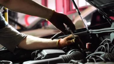 Otomatik tamirci SUV motorunu tamir eder. Otomobil tamir istasyonu. yakın plan