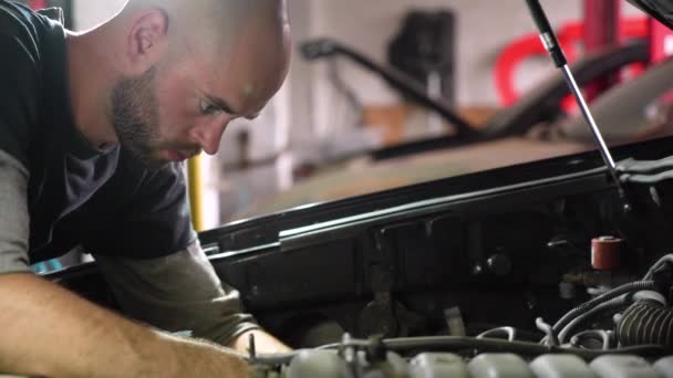 Auto Mecánico Repara Coche Reparación Del Motor Estación Reparación — Vídeo de stock