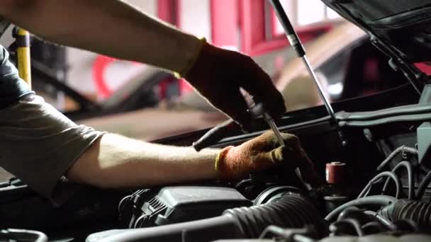 Auto Mecánico Reparaciones Motor Suv Estación Reparación Automóviles Primer Plano — Vídeo de stock