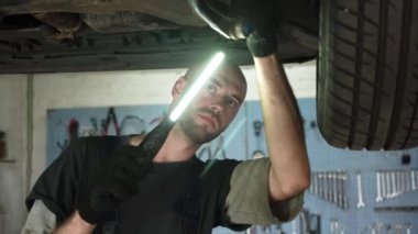 Araba kontrolleri. Bir araba tamircisi bir arabayı kontrol eder. Araba tamircisi. kırılıyor