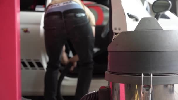 Pembersihan Interior Mobil Seorang Pria Mengosongkan Bagian Dalam Mobil — Stok Video