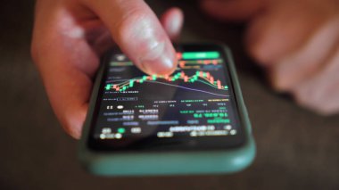 Cep telefonlu eller. Şifreli akıllı telefon ticareti. Yakın plan. Kripto para ticareti.