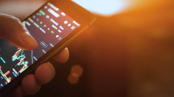 Cep telefonlu eller. Şifreli akıllı telefon ticareti. Yakın plan. Kripto para ticareti.