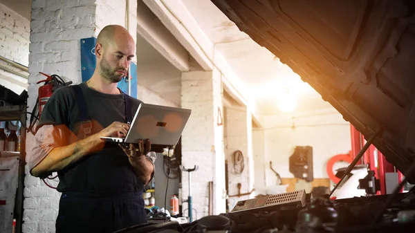 Mecánico Auto Diagnostica Coche Usando Una Computadora Taller Coches — Foto de Stock